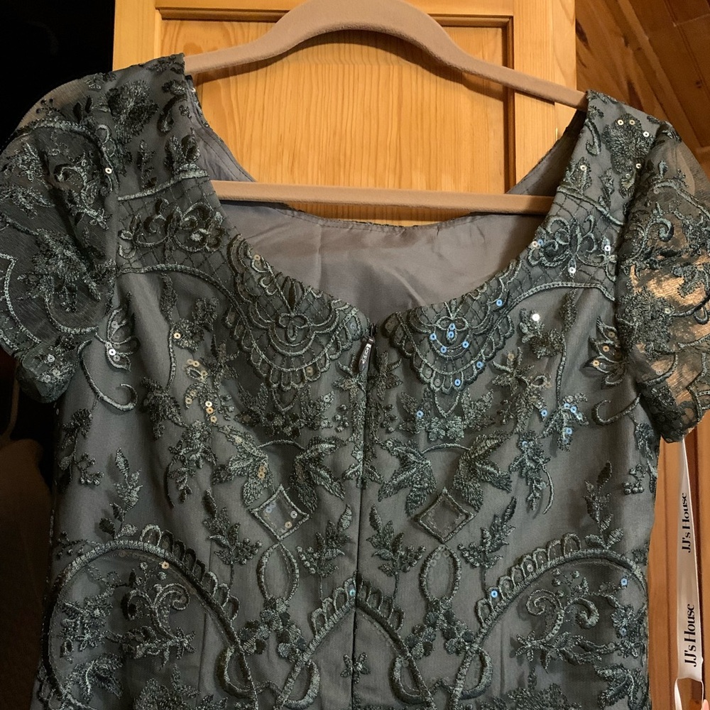 Women’s beautiful gray sequined and lace dress size 8
